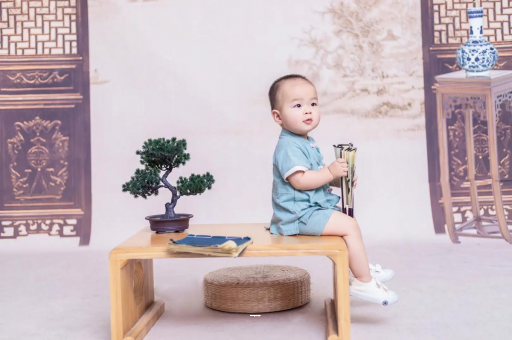 玉林宝宝边吃奶边挣扎烦躁